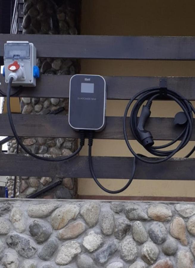 Pensiunea Gradinarilor Cu Ciubar Si Statie De Incarcare Electrica Auto Comanesti  Экстерьер фото