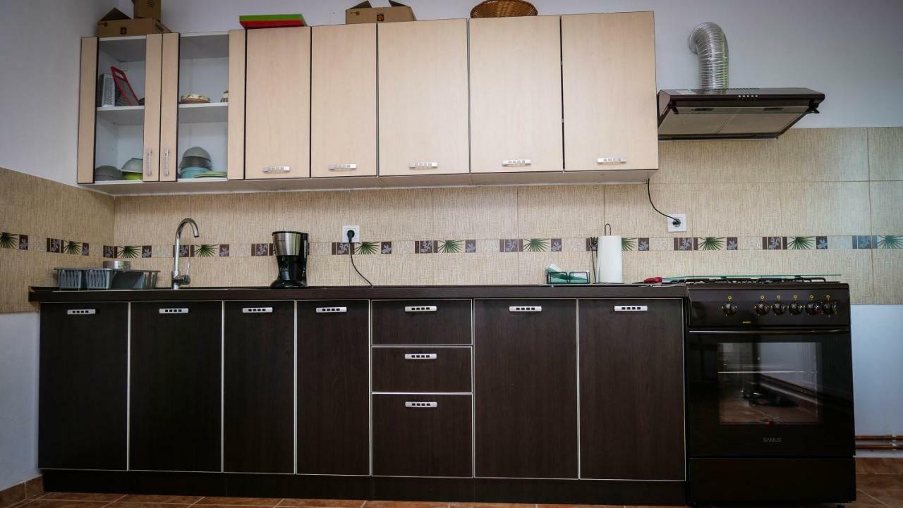 Pensiunea Gradinarilor Cu Ciubar Si Statie De Incarcare Electrica Auto Comanesti  Экстерьер фото