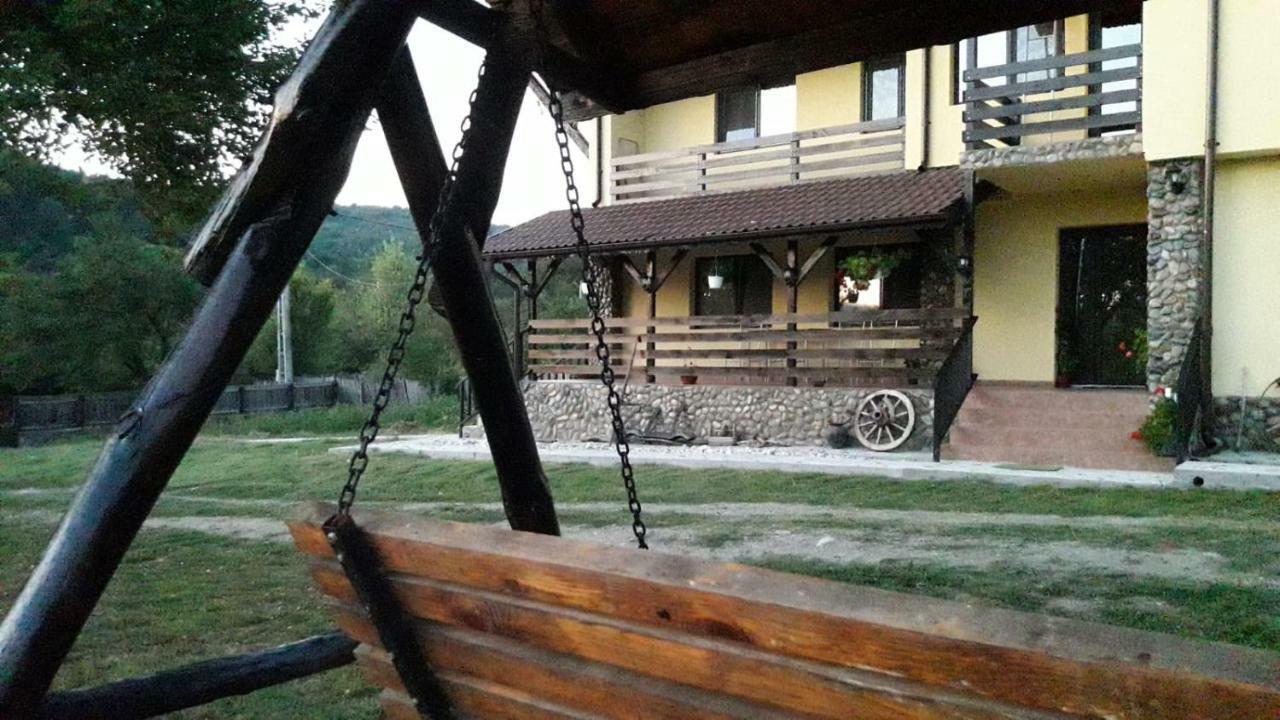 Pensiunea Gradinarilor Cu Ciubar Si Statie De Incarcare Electrica Auto Comanesti  Экстерьер фото